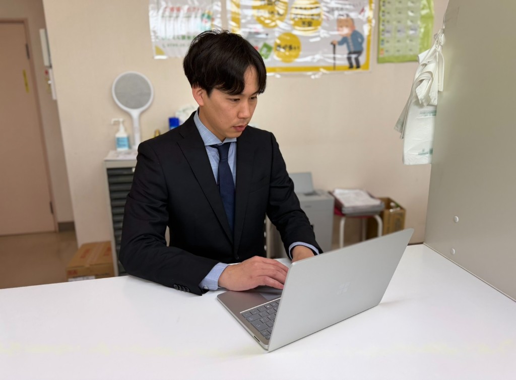 業務中の巽さん