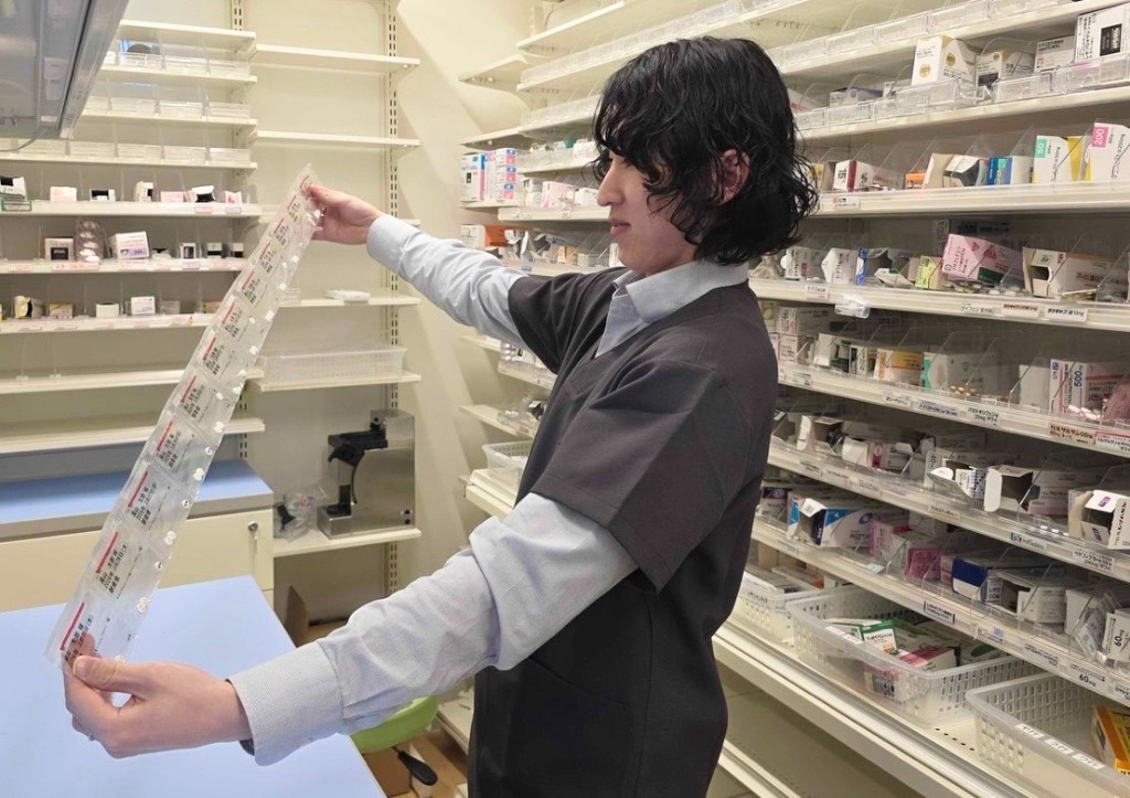 調剤作業中の清水さん